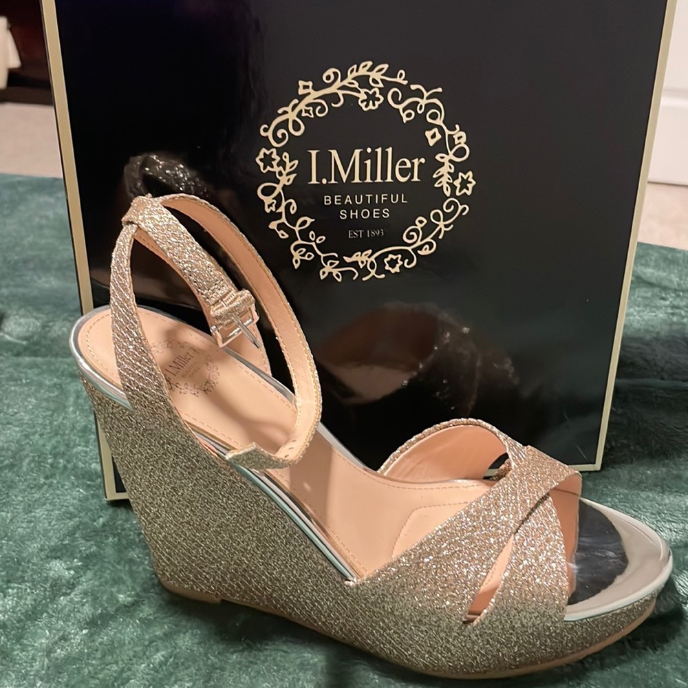 I.Miller size 8 Gold Wedge Sandals